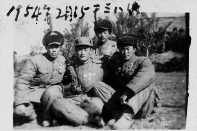 黄宗德（右一）与战友在朝鲜合影留念（1954年2月15日摄）。新华社发
