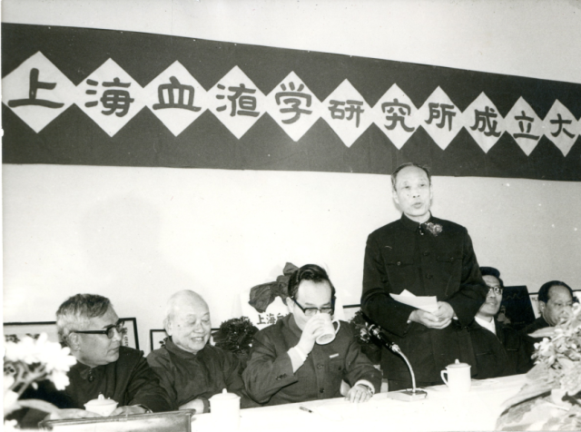 1987年3月23日，王振义（左四）参加上海血液学研究所揭牌仪式。新华社发（上海交通大学医学院供图）