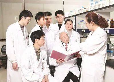 王振义院士与学生一起探讨临床上遇到的疑难病例。图片来源：新华社