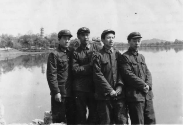 1962年，王小谟（左二）参军分配后和战友合影（资料照片）。新华社发（中国电子科技集团有限公司电子科学研究院供图）