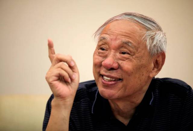 王小谟在位于北京的电子科学研究院回答媒体提问（2013年7月18日摄）。新华社记者 金立旺 摄