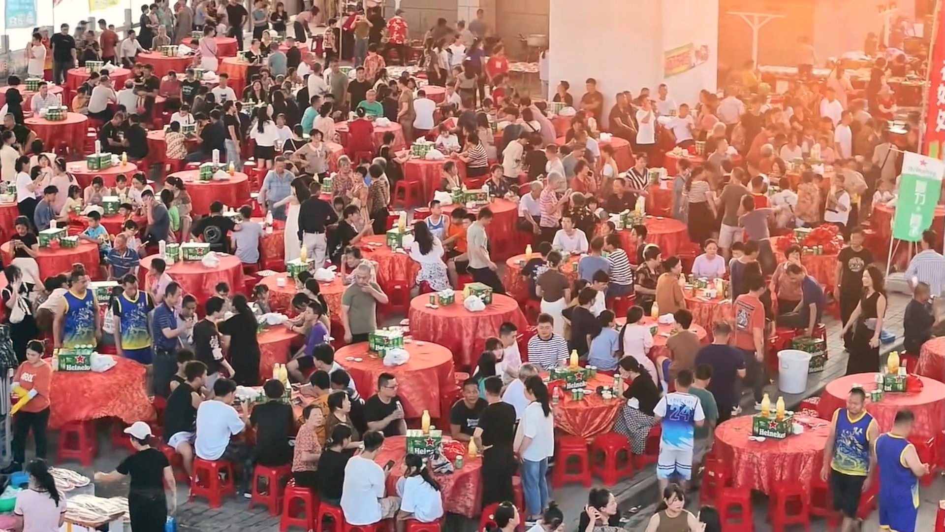 揭阳上演千桌万人龙舟饭盛宴