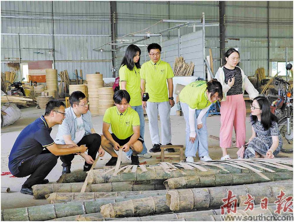 广东机电职业技术学院竹梦实践团队正在讨论改进竹子自适应去皮机。受访者供图