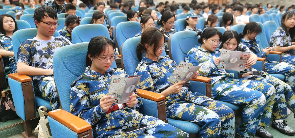 2024年9月23日晚上，麻章区委政法委联合湛江市公安局国保支队、麻章公安分局到广东海洋大学开展反邪教宣传（照片4）.jpg