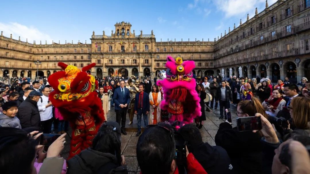 Guangdong sculptor's new work for Year of Snake exhibited in Salamanca, Spain