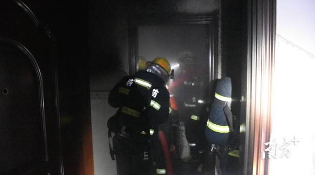 茂名一自建房内电冰箱短路起火,12人被困 茂名一自建房内电冰箱短路起火,12人被困