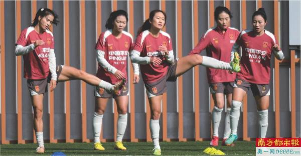 　1月6日，中国女足陈巧珠（左一）、吴海燕（中）在训练中。 新华社发