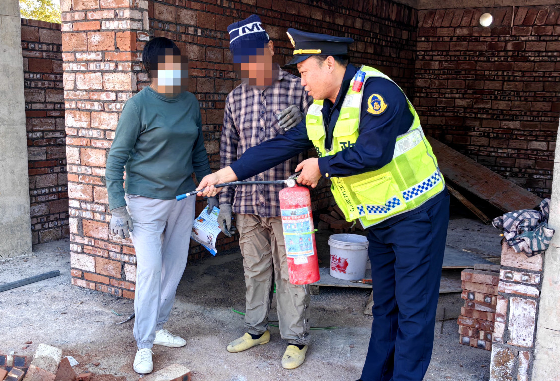 包茂高速路政人员深入属地村镇向村民普及冬季消防安全知识并传授灭火技能。