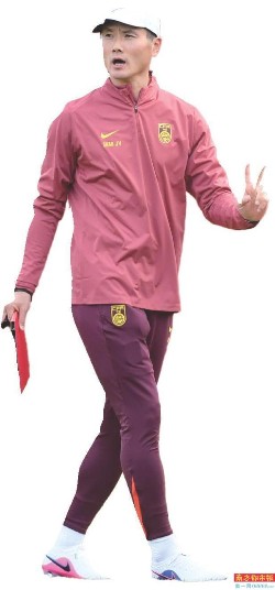 1月5日，邵佳一在首堂训练课上。 新华社发