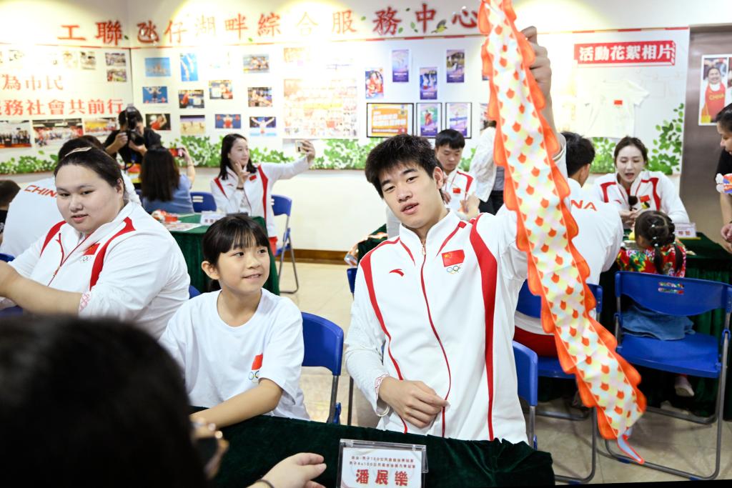 　　9月2日，在澳门工联氹仔湖畔综合服务中心，游泳运动员潘展乐（右）展示与小朋友一起制作的灯笼。当日，内地奥运健儿代表团走进澳门社区，分别到妇联乐满家庭服务中心、街总石排湾家庭及社区综合服务中心和工联氹仔湖畔综合服务中心与市民互动。新华社发