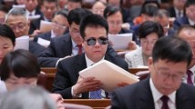 这位代表用指尖“读”政府工作报告,他的心愿太戳了 这位代表用指尖“读”政府工作报告,他的心愿太戳了