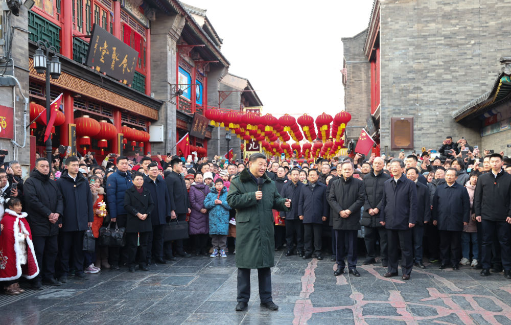 2024年2月1日至2日，习近平来到天津，看望慰问基层干部群众。这是1日下午，习近平在天津古文化街考察时，向全国各族人民和香港同胞、澳门同胞、台湾同胞、海外侨胞致以美好的新春祝福。