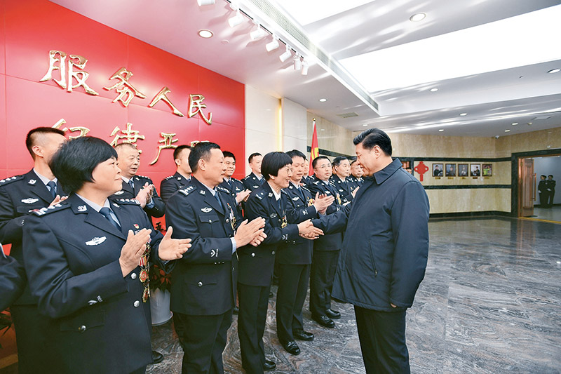 2019年2月1日，习近平总书记在北京看望慰问基层干部群众，考察北京冬奥会、冬残奥会筹办工作。这是1日上午，习近平在北京市公安局，同公安英模和干警代表一一握手，向全国广大公安干警致以新春祝福。