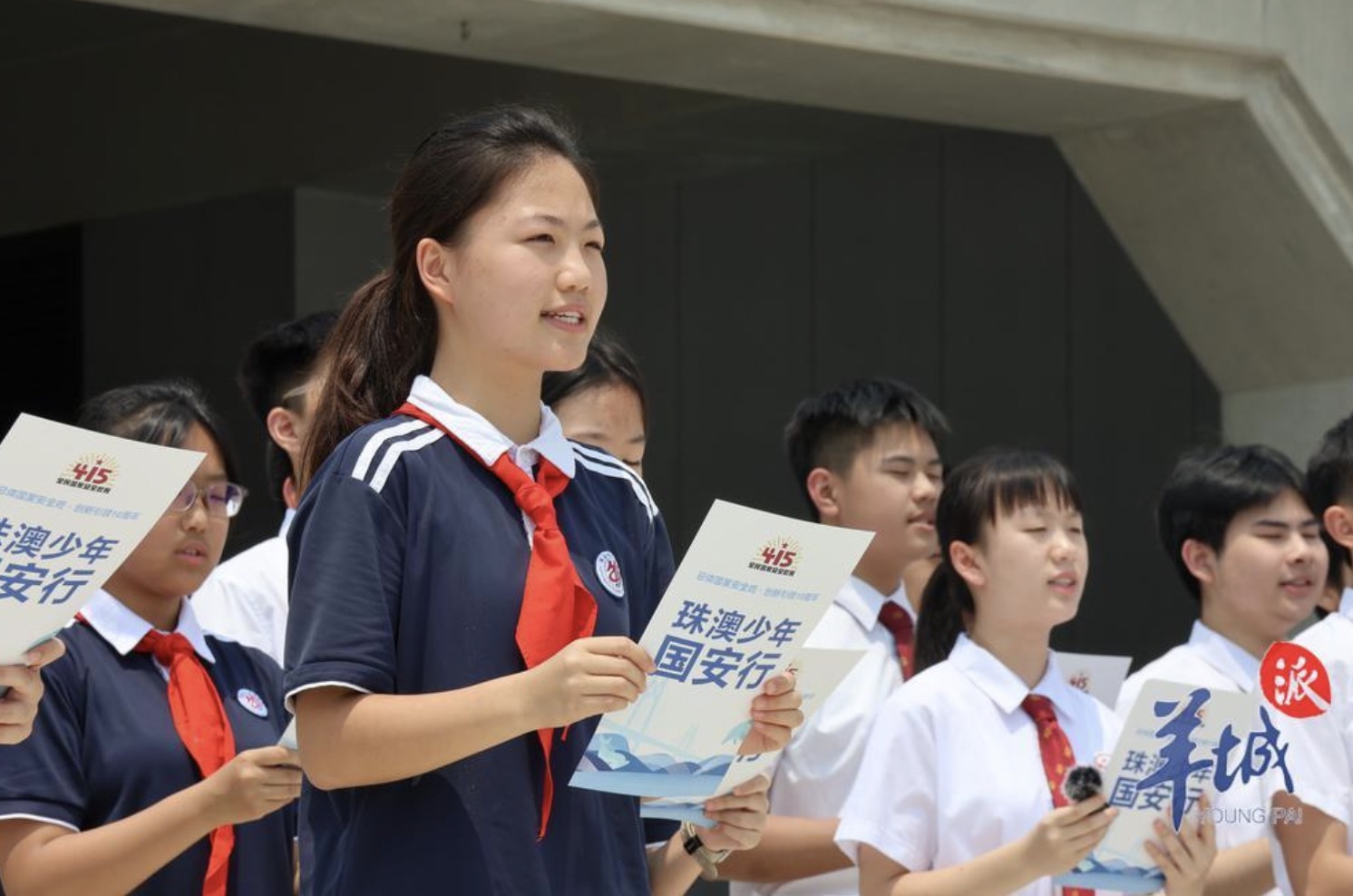 来自珠海市九洲中学与澳门濠江中学的珠澳两地学子共诵《少年中国说》 李旭/摄