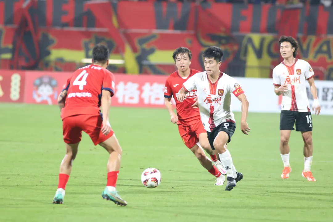 广州队球员在比赛中。图源：广州队官方公众号