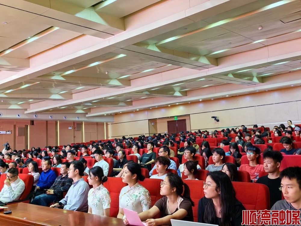 师生代表学习国家安全知识。