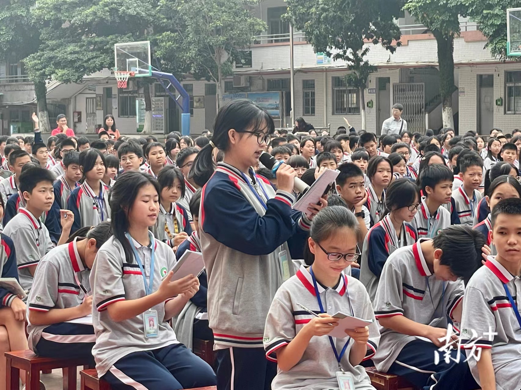 学生们积极回答有奖问答。