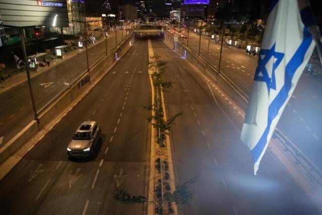 4月13日晚，伊朗安全警告生效后的袭击响部校停以色列特拉维夫市区。