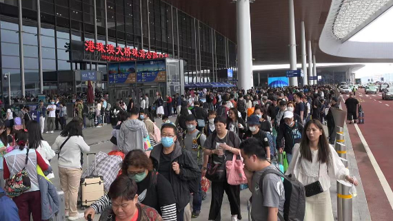 港珠澳大桥通车百日 港澳居民出入境人数稳步增长