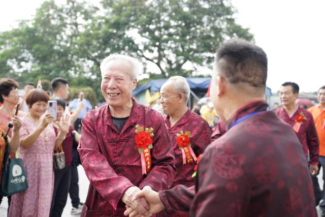 村民们打繁荣结，喜笑貌开。