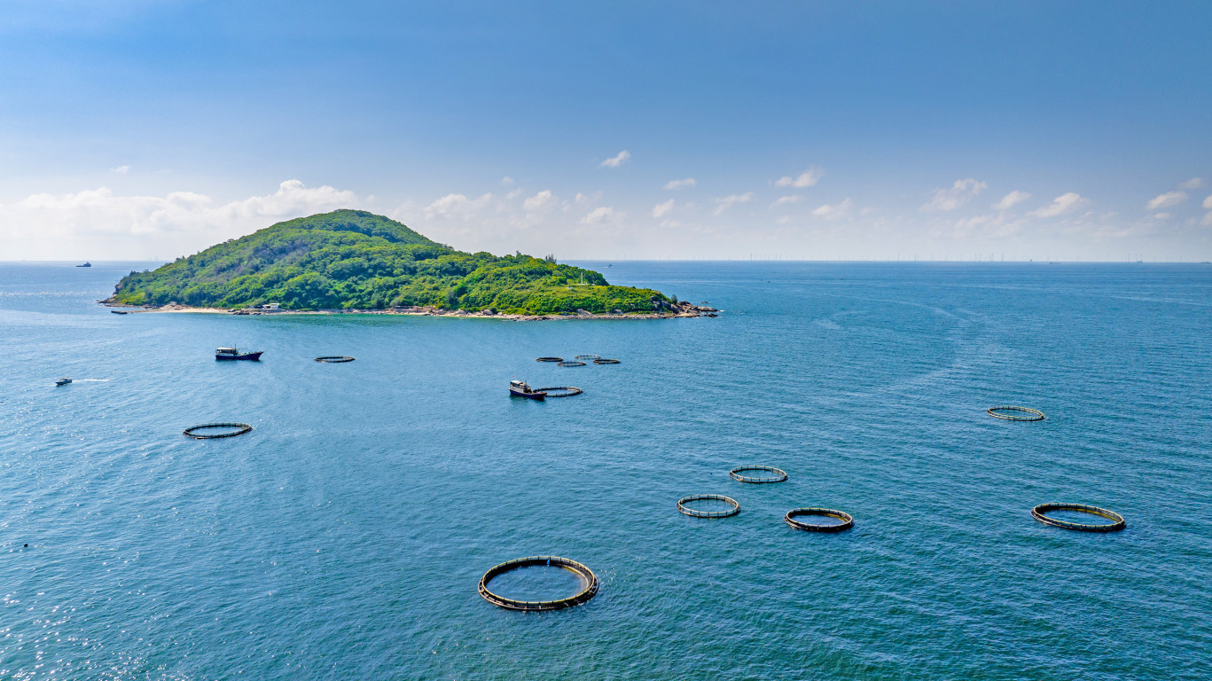 阳西县青洲岛风电融合海域国家级海洋牧场示范区的深水网箱养殖 任浩沿摄