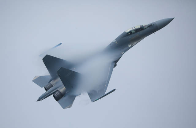 百米低空大速度大坡度急速转弯、持续大载荷下连续筋斗、垂直拉起……短短9分钟，歼-16展现的都是高难动作，赢得现场观众不断喝彩。 