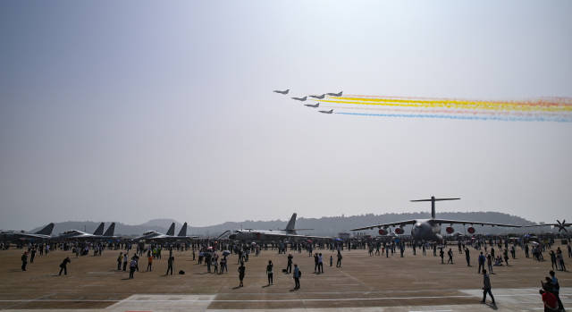 闭幕日，珠海国际航展中心上空继续上演一幕幕“硬核浪漫”。 