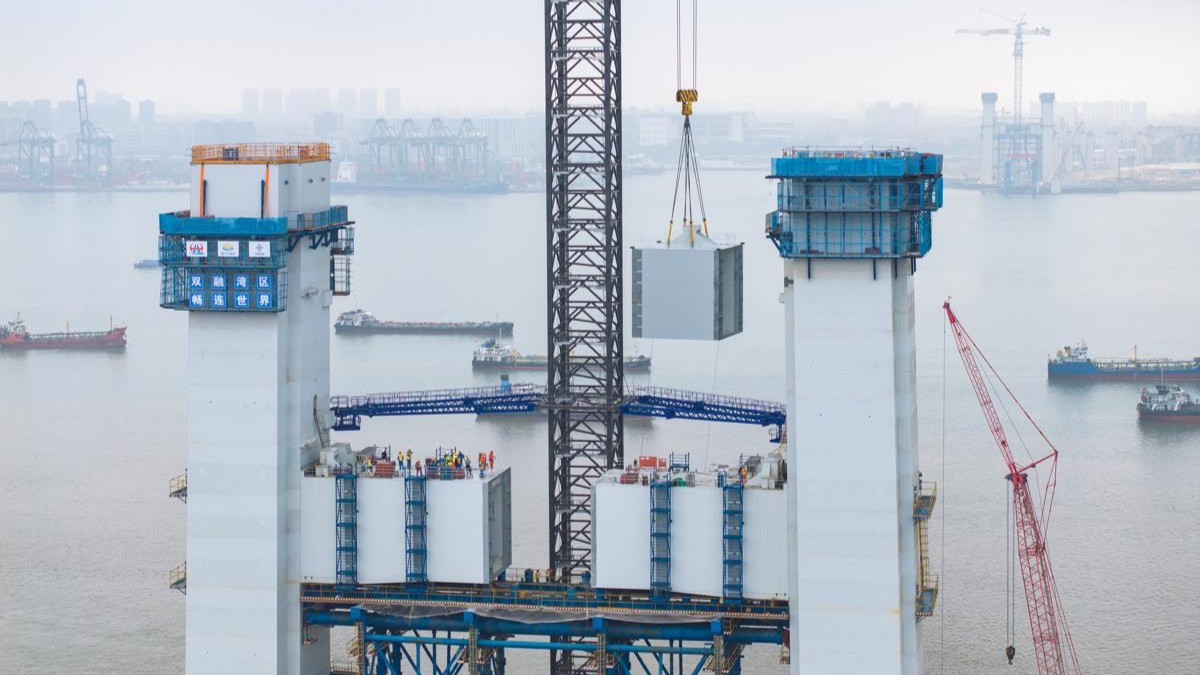 Shiziyang Bridge installs first steel beam in key step