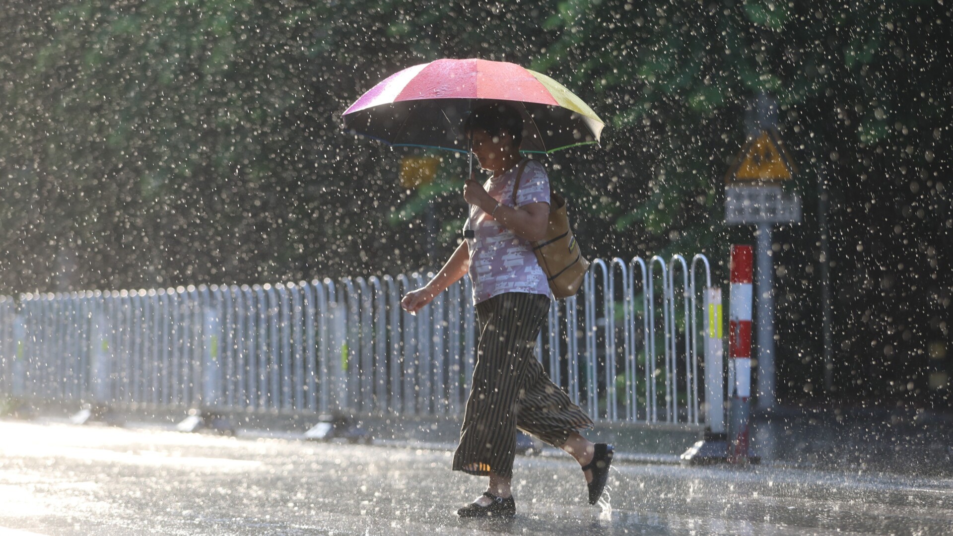 Rainstorms and hail! Guangzhou issues yellow alert for severe weather