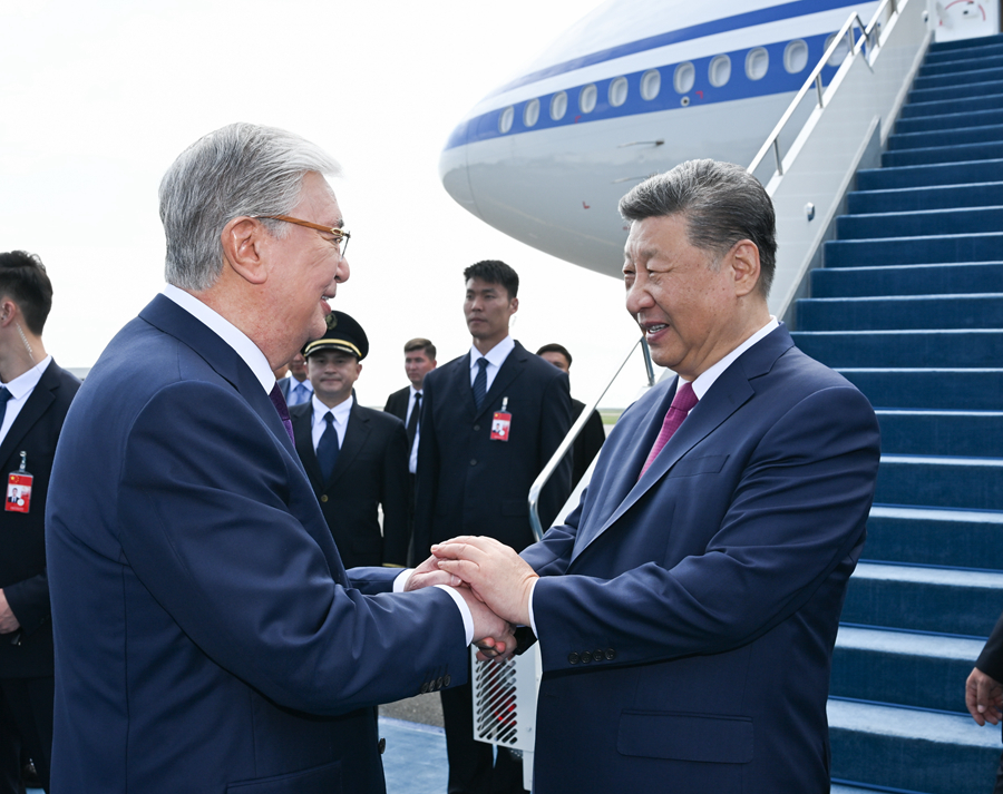 当地时间6月18日上午，国家主席习近平结束出席第二届中国—中亚峰会返回北京。离开阿斯塔纳时，哈萨克斯坦总统托卡耶夫率高级官员到机场送行。新华社记者 谢环驰 摄