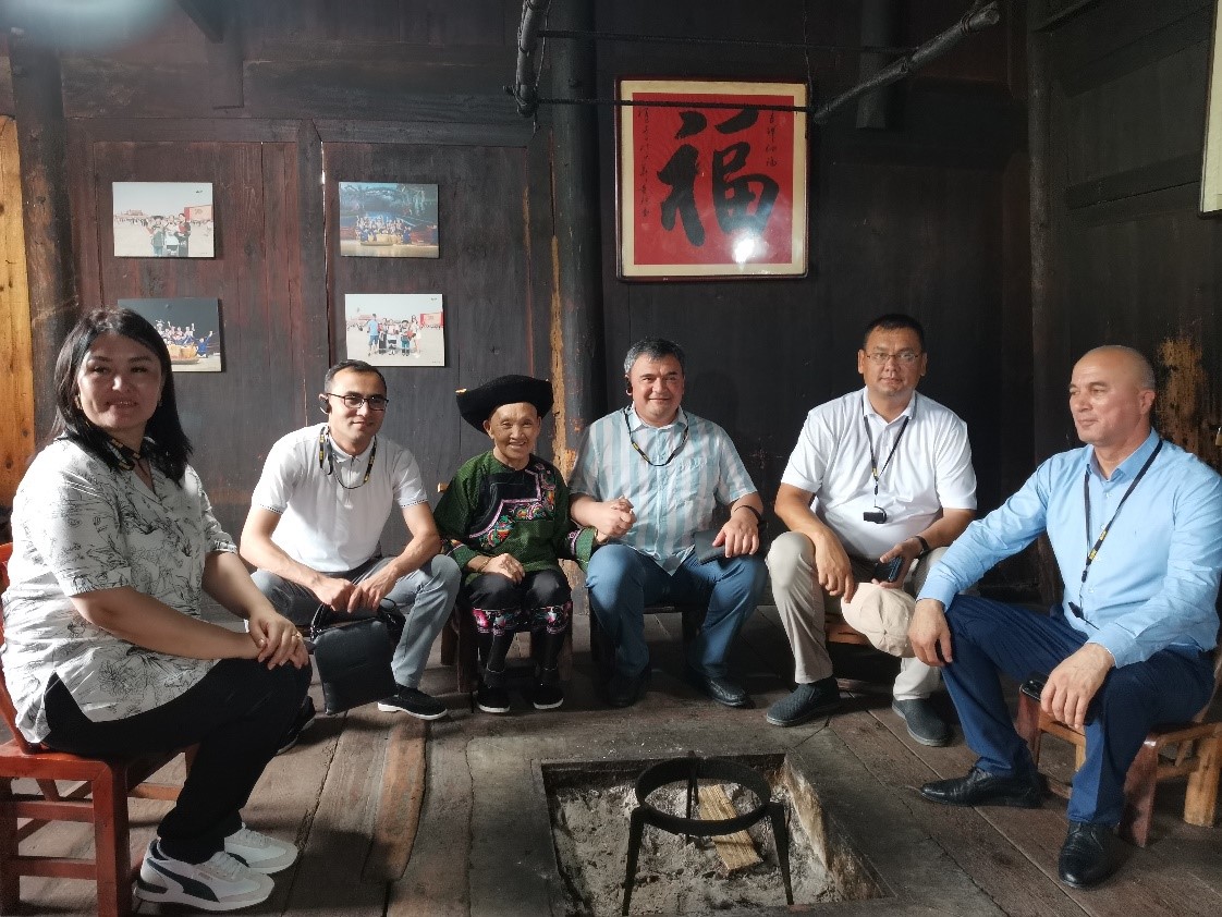 乌兹别克斯坦减贫官员研修班赴湖南湘西十八洞村考察。中国国际减贫中心 供图