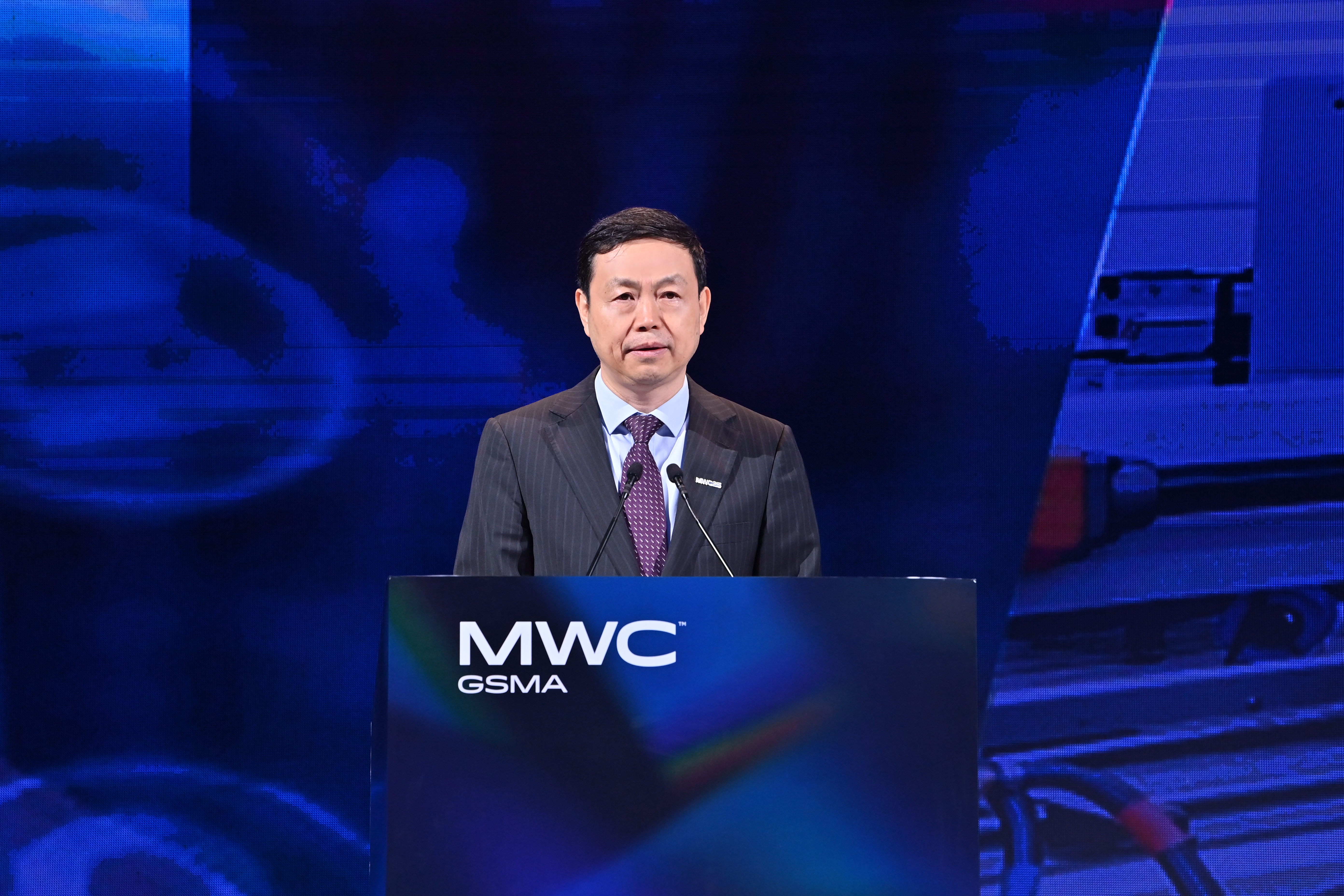 中国移动董事长杨杰发表题为《“AI+”引领智能涌现，开启碳硅融合新未来》的主旨演讲。通讯员供图。