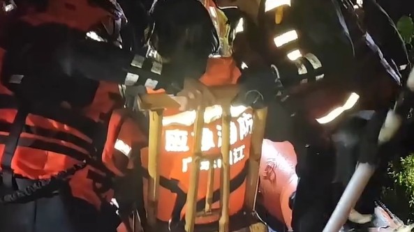 95岁老人被困家中，消防救援人员抬缸救援