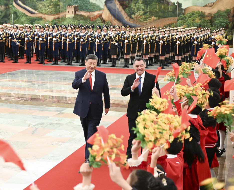 　　2025年2月5日上午，国家主席习近平在北京人民大会堂同来华进行国事访问的吉尔吉斯斯坦总统扎帕罗夫举行会谈。这是会谈前，习近平在人民大会堂北大厅为扎帕罗夫举行欢迎仪式。新华社记者  李  响摄