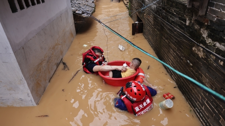 洪水中的接力救援：怀集一岁半小孩高烧40℃，众人涉水托举及时送医