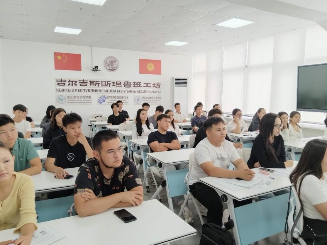 吉尔吉斯斯坦国立技术大学学生在鲁班工坊教室内上课。吉尔吉斯斯坦鲁班工坊 供图