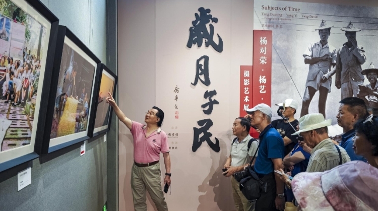快门不“断档“，父子仨人用镜头“穿越”花城半世纪