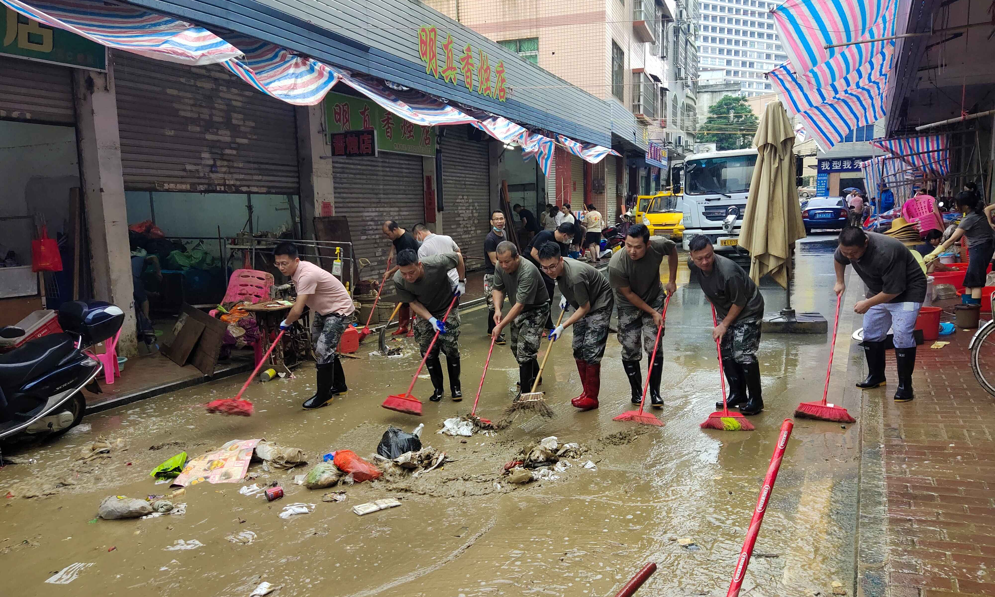 云城区高峰街道全力支援河口街道灾后清淤
