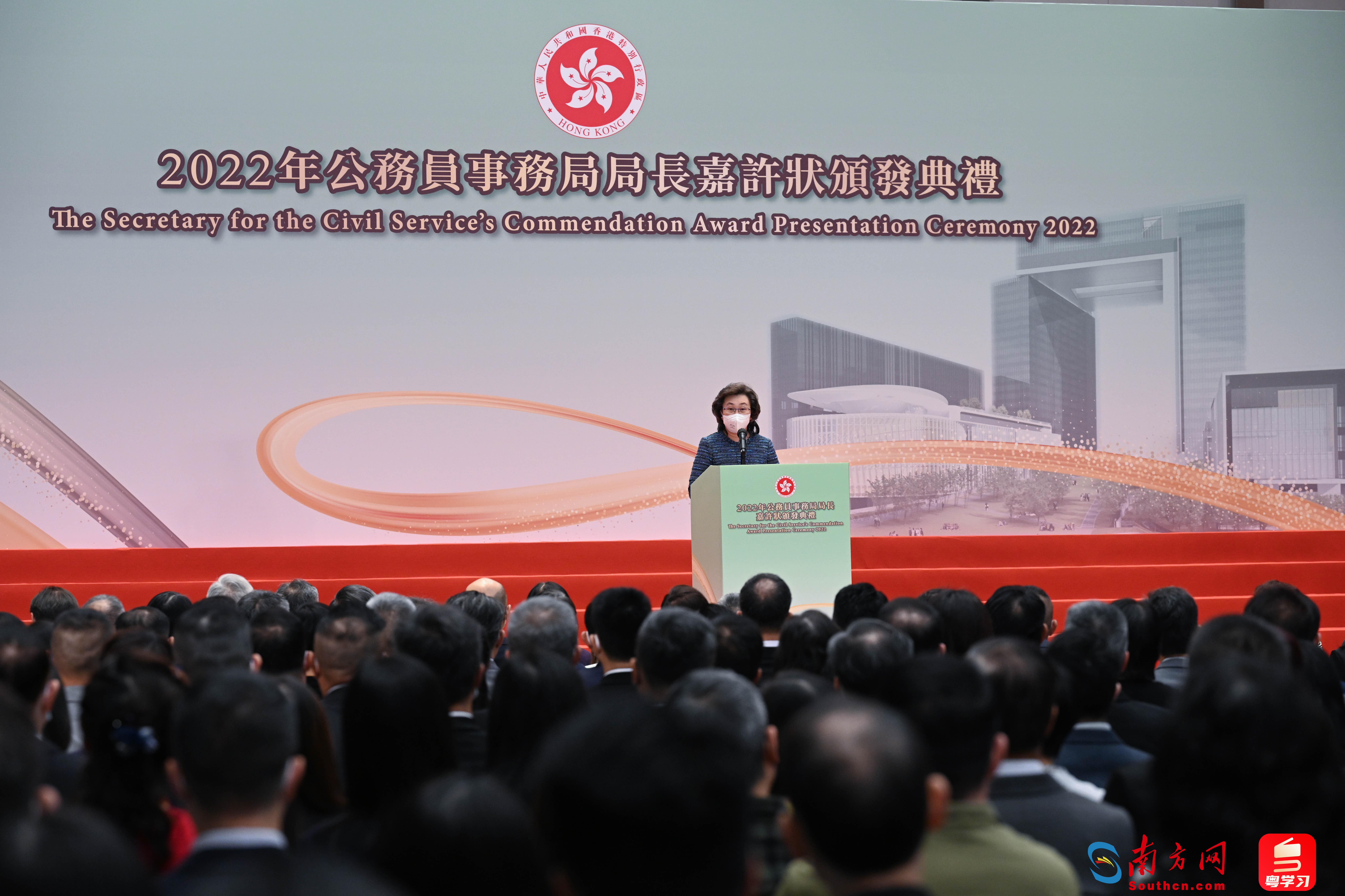 2022年11月8日，杨何蓓茵在“2022年公务员事务局局长嘉许状颁发典礼”，表扬工作表现优秀的公务员。