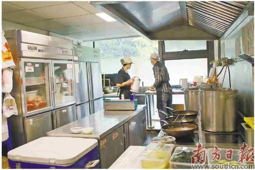 广东进一步推行“互联网＋明厨亮灶”，保障“外卖厨房”卫生安全。受访者供图