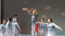 红动花都!广州工商学院师生接力“英雄花开英雄城”活动 红动花都!广州工商学院师生接力“英雄花开英雄城”活动
