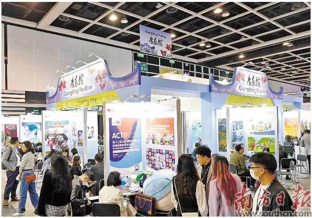 广东馆内，专业观众在与参展机构进行沟通交流。GDToday记者 李乔新 摄