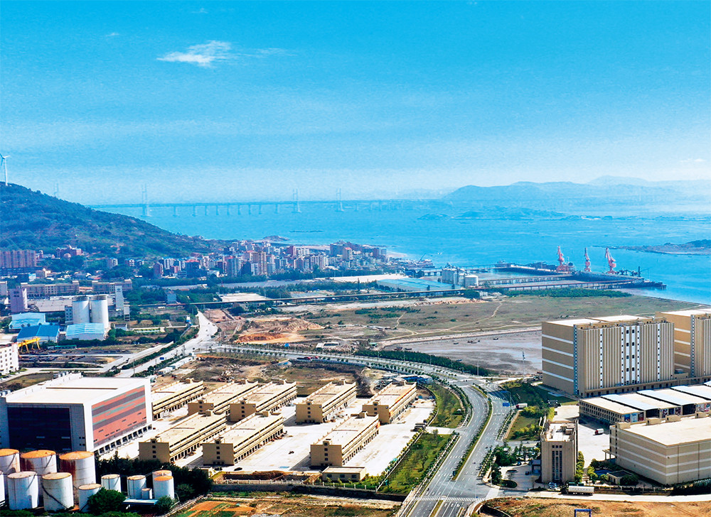 中印尼“两国双园”中方园区打造的多温区冷链物流仓储基地及交易中心和元洪码头等（2022 年11 月17 日摄） 林善传摄/ 《瞭望》