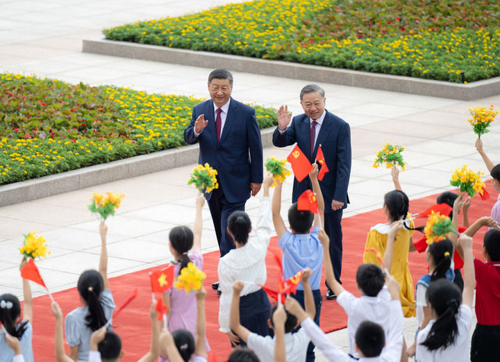 8月19日，中共中央总书记、国家主席习近平在北京人民大会堂同来华进行国事访问的越共中央总书记、国家主席苏林举行会谈。这是会谈前，习近平在人民大会堂东门外广场为苏林举行欢迎仪式。新华社记者 翟健岚 摄