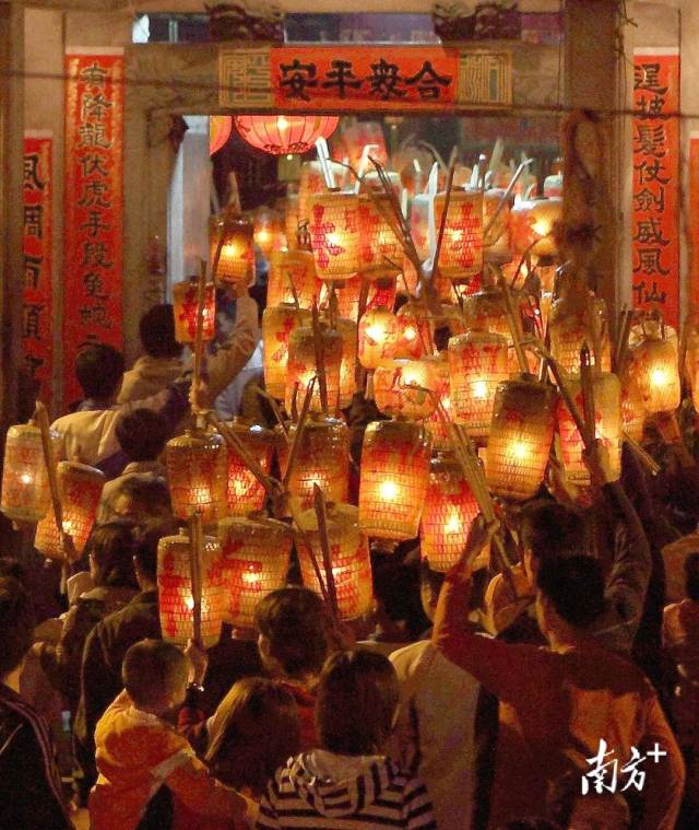 正月十九，汕头市溪南镇南砂乡举行“游灯”盛会。