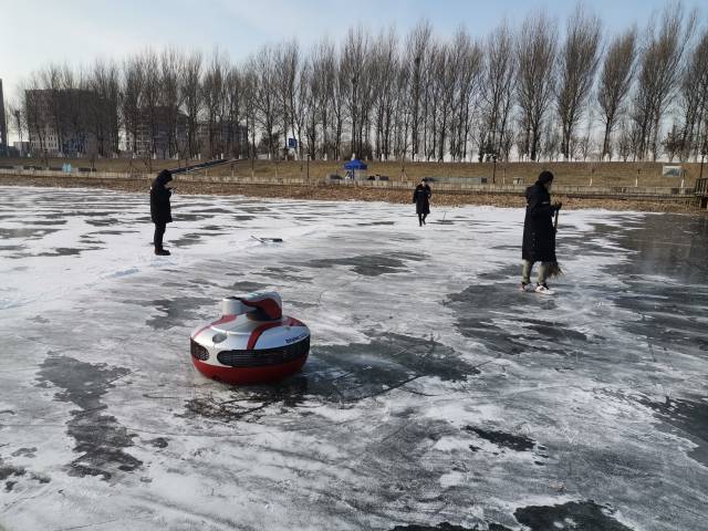 科研团队在冰面上开展机器人测试。