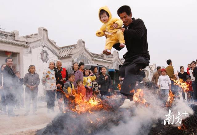正月十五、十六，普宁市占陇镇溪东村“跳火墩”活动。