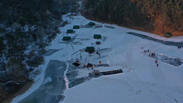 科研团队在冰面上搭建起试验帐篷开展测试。受访者供图