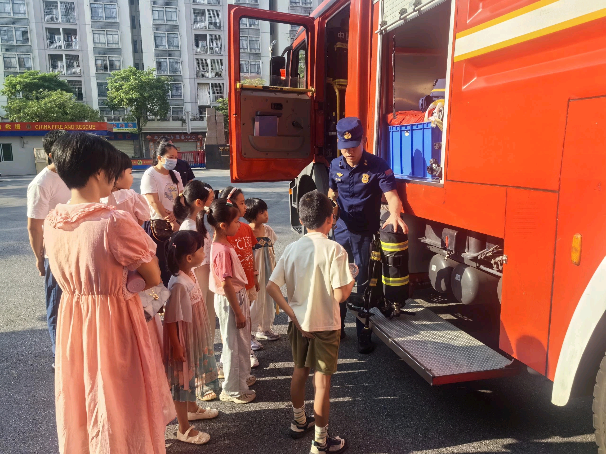 新兴：消防站开放日 群众“零距离”学习