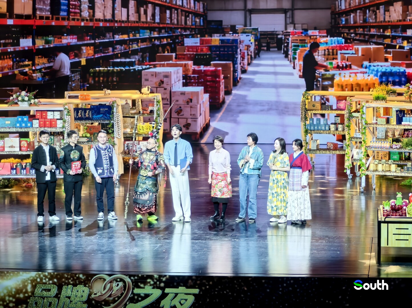 A new-generation farmer from Huazhou (first left) attends the Brand Night event.